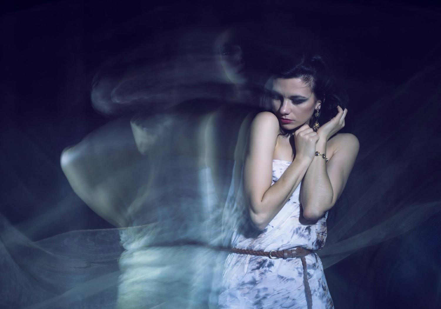 Ung jente fotografert med lang lukkertid med bevegelsessløring